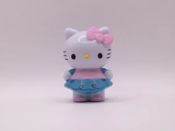 Adorable Figurine Hello Kitty en Robe Rose et Bleue