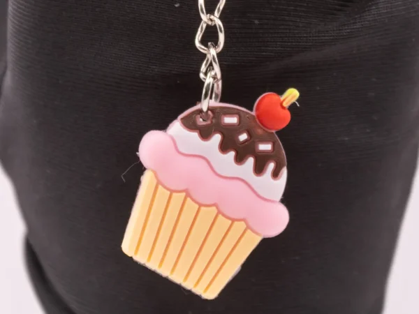 Adorable Porte-clés Cupcake Rose en Plastique - Gourmandise Miniature