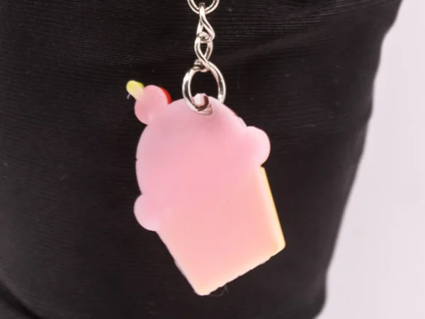 Adorable Porte-clés Cupcake Rose en Plastique - Gourmandise Miniature
