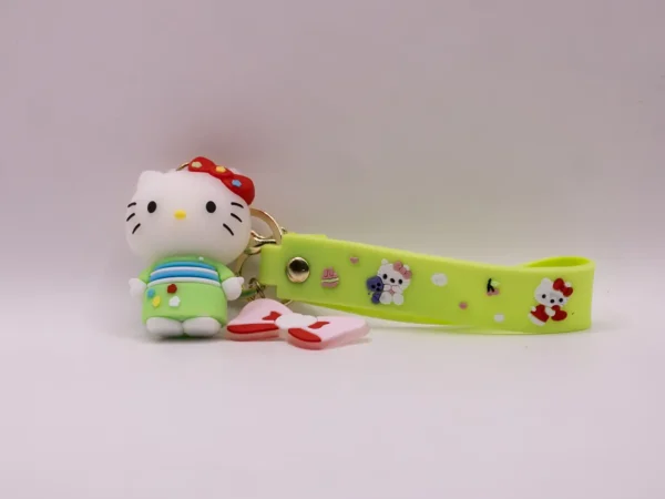 Adorable porte-clés Hello Kitty en kimono vert avec nœud rouge