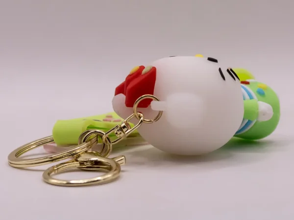 Adorable porte-clés Hello Kitty en kimono vert avec nœud rouge