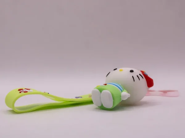 Adorable porte-clés Hello Kitty en kimono vert avec nœud rouge