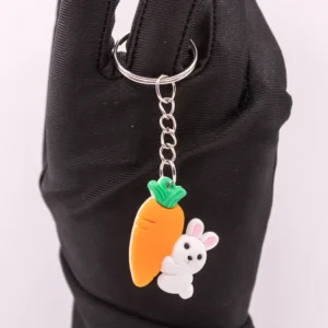 Adorable Porte-clés Lapin Blanc avec Carotte en Plastique