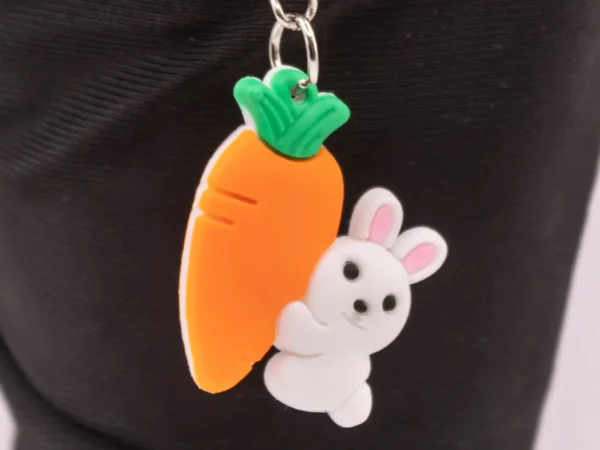 Adorable Porte-clés Lapin Blanc avec Carotte en Plastique