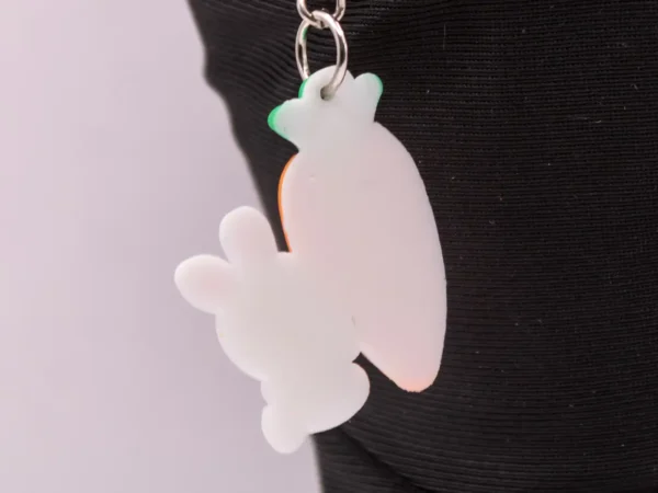 Adorable Porte-clés Lapin Blanc avec Carotte en Plastique