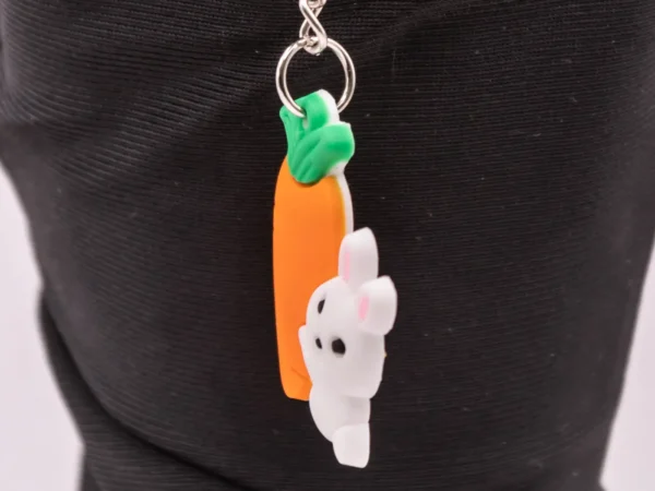 Adorable Porte-clés Lapin Blanc avec Carotte en Plastique
