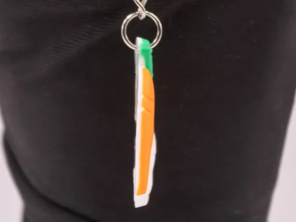 Adorable Porte-clés Lapin Blanc avec Carotte en Plastique