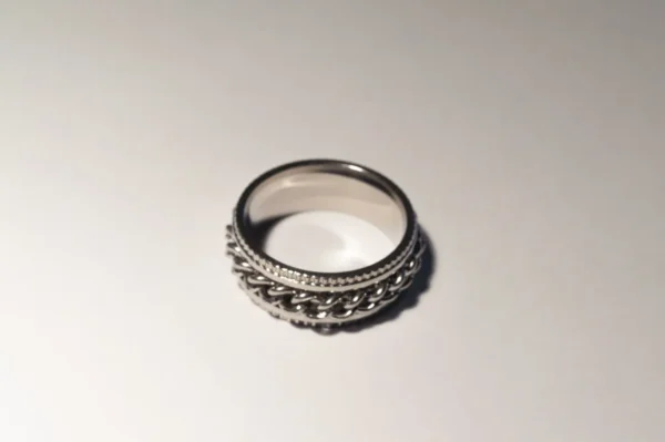 Bague Anti-Stress Argentée en Acier Inoxydable - Anneau Tournant Discret et Élégant