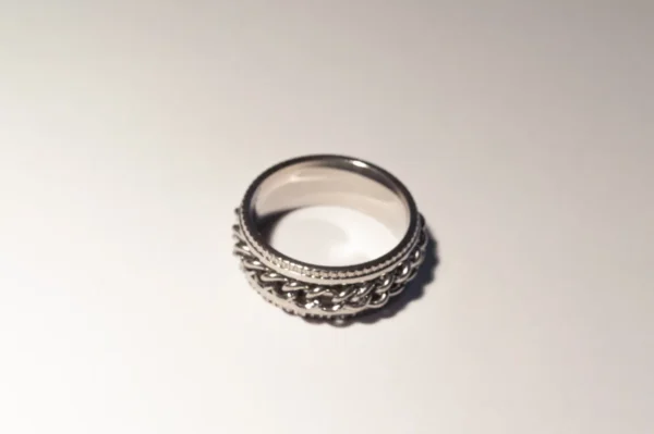 Bague Anti-Stress Argentée en Acier Inoxydable - Anneau Tournant Discret et Élégant