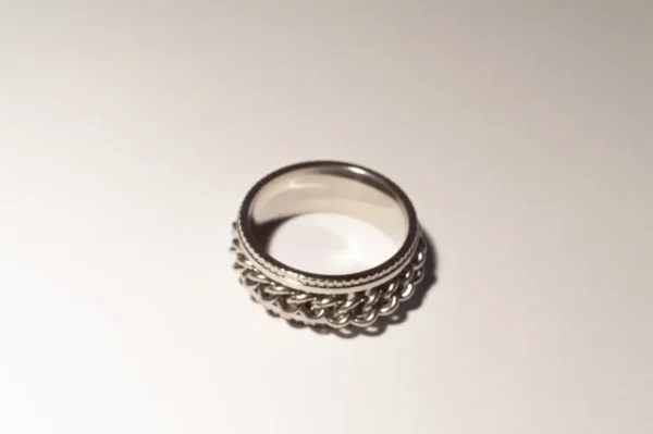 Bague Anti-Stress Argentée en Acier Inoxydable - Anneau Tournant Discret et Élégant