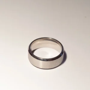 Bague argentée fine en acier inoxydable, diamètre 1,7 cm, style minimaliste et élégant.