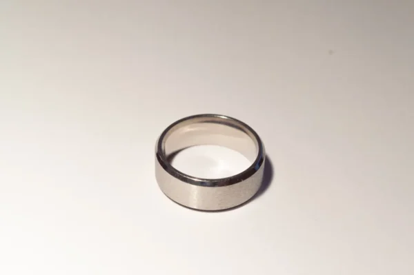 Bague argentée fine en acier inoxydable, diamètre 1,7 cm, style minimaliste et élégant.