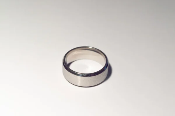 Bague argentée fine en acier inoxydable, diamètre 1,7 cm, style minimaliste et élégant.
