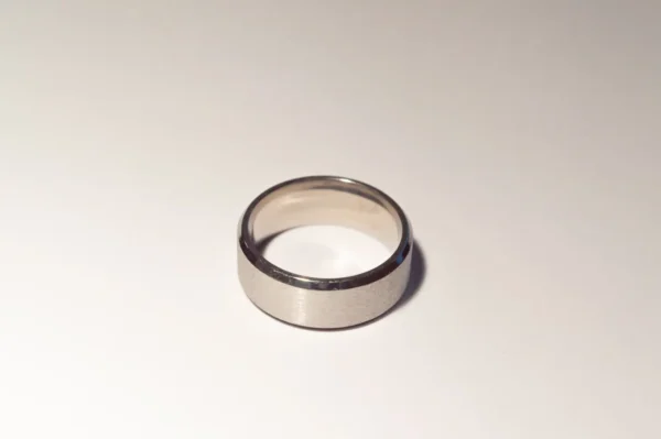Bague argentée fine en acier inoxydable, diamètre 1,7 cm, style minimaliste et élégant.
