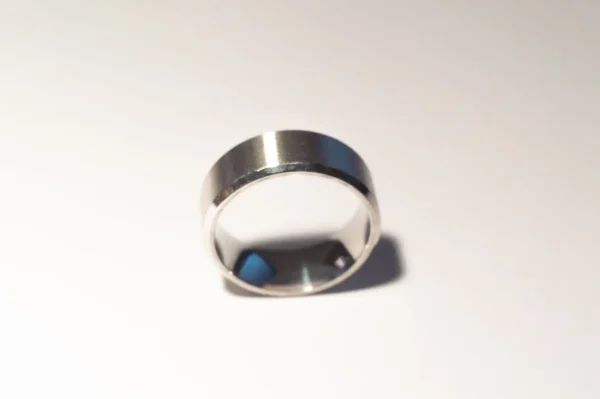 Bague argentée fine en acier inoxydable, diamètre 1,7 cm, style minimaliste et élégant.