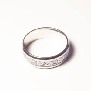 Bague Argentée Symboles Noirs - Design Moderne et Élégant en Acier Inoxydable