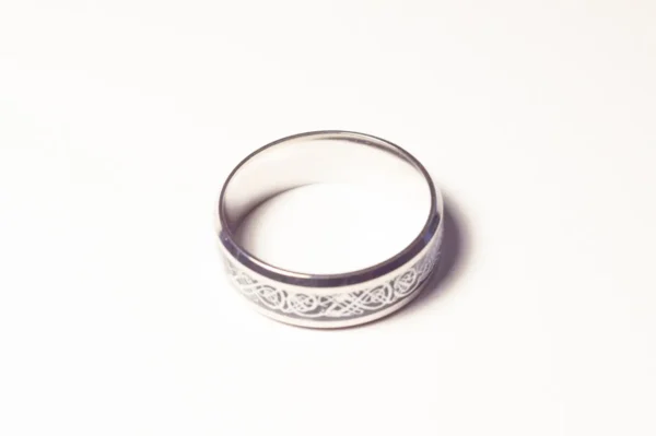 Bague Argentée Symboles Noirs - Design Moderne et Élégant en Acier Inoxydable