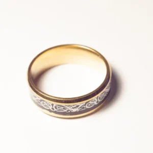 Bague Dorée et Symboles Argentés - Élégante et Tendance en Acier Inoxydable