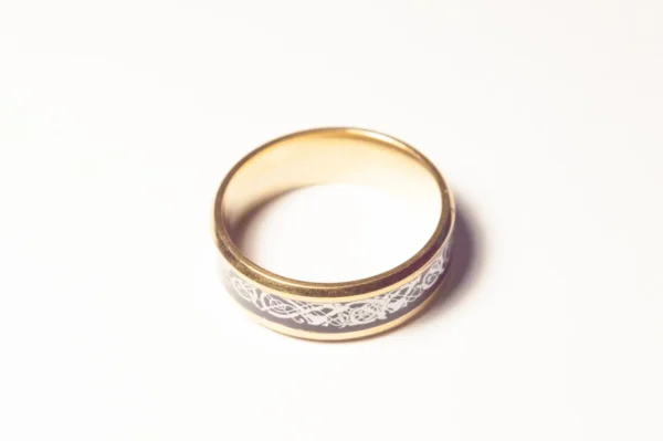 Bague Dorée et Symboles Argentés - Élégante et Tendance en Acier Inoxydable