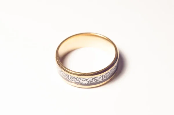 Bague Dorée et Symboles Argentés - Élégante et Tendance en Acier Inoxydable