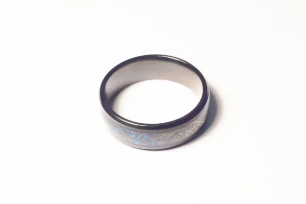 Bague Noire Acier Inoxydable Symboles Bleus - Design Moderne et Élégant