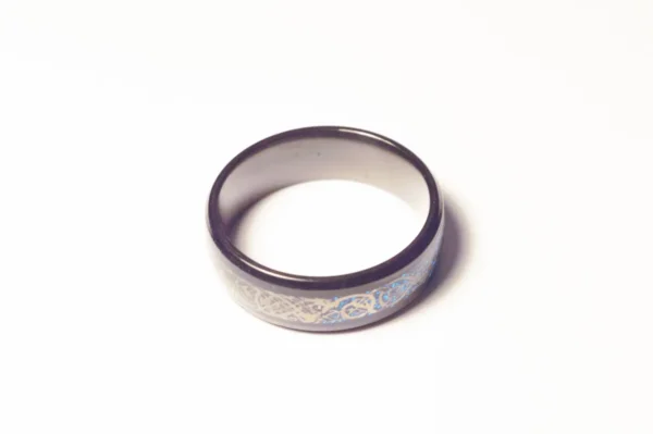 Bague Noire Acier Inoxydable Symboles Bleus - Design Moderne et Élégant