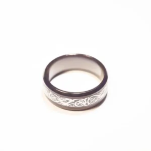 Bague Noire Élégante avec Symboles Argentés en Acier Inoxydable