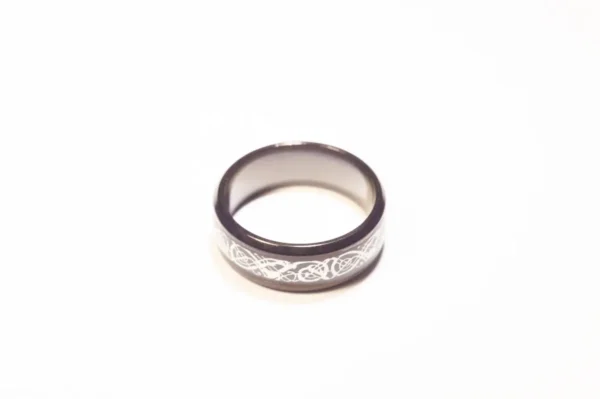 Bague Noire Élégante avec Symboles Argentés en Acier Inoxydable