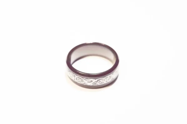 Bague Noire Élégante avec Symboles Argentés en Acier Inoxydable
