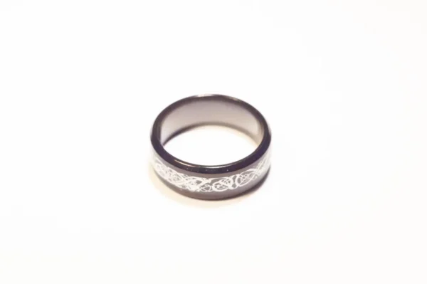 Bague Noire Élégante avec Symboles Argentés en Acier Inoxydable