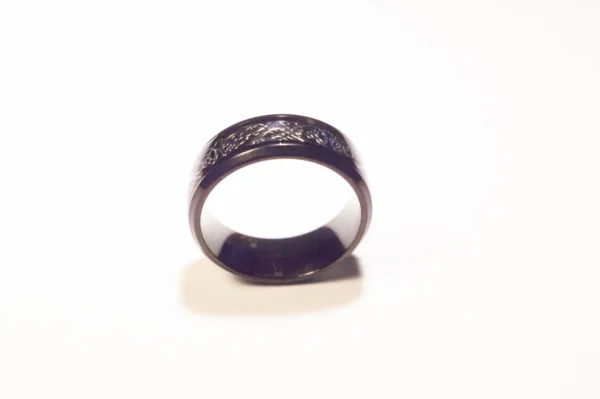 Bague Noire Élégante avec Symboles Argentés en Acier Inoxydable