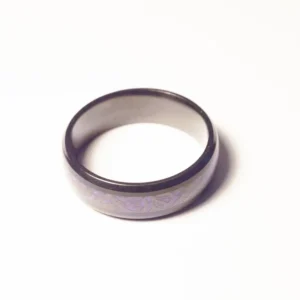 Bague Noire Élégante avec Symboles Violets Mystiques en Acier Inoxydable