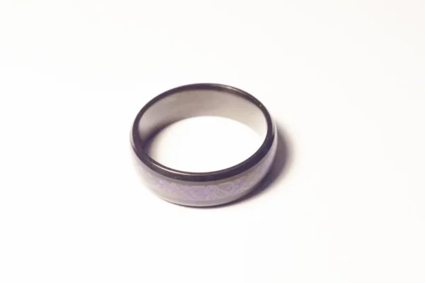 Bague Noire Élégante avec Symboles Violets Mystiques en Acier Inoxydable