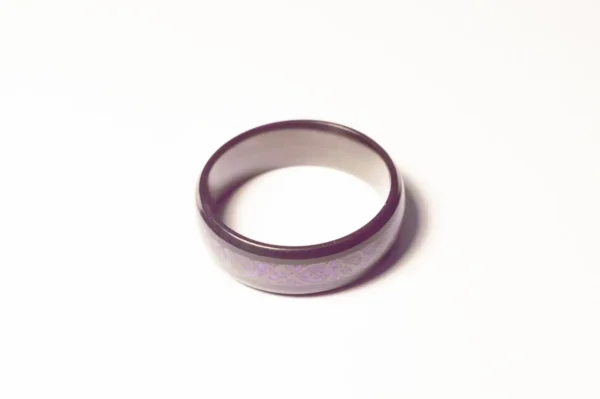 Bague Noire Élégante avec Symboles Violets Mystiques en Acier Inoxydable