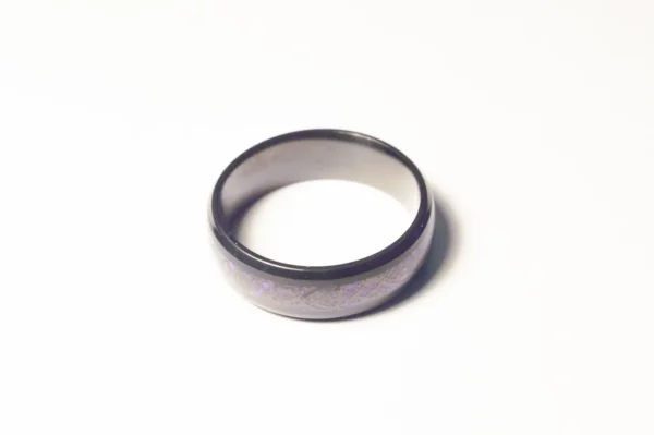 Bague Noire Élégante avec Symboles Violets Mystiques en Acier Inoxydable