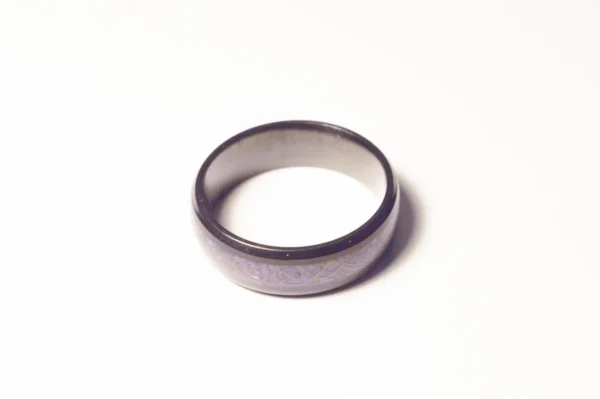 Bague Noire Élégante avec Symboles Violets Mystiques en Acier Inoxydable