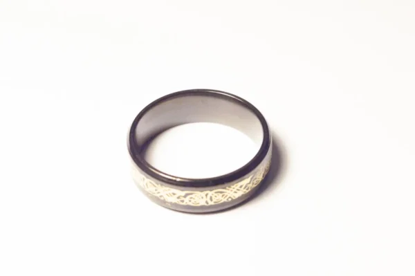 Bague Noire Symboles Dorés Acier Inoxydable - Design Élégant et Moderne
