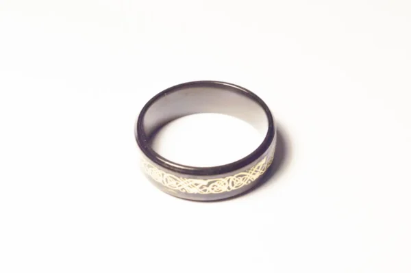 Bague Noire Symboles Dorés Acier Inoxydable - Design Élégant et Moderne