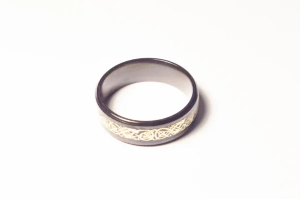 Bague Noire Symboles Dorés Acier Inoxydable - Design Élégant et Moderne