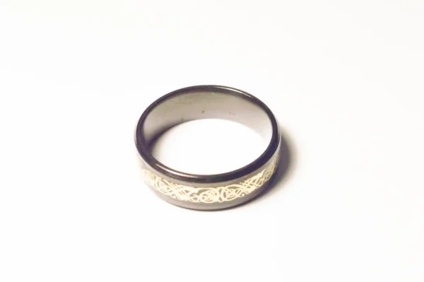 Bague Noire Symboles Dorés Acier Inoxydable - Design Élégant et Moderne