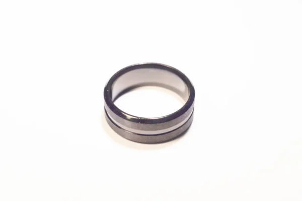 Bague Noire Trait Noir en Acier Inoxydable - Design Minimaliste et Moderne