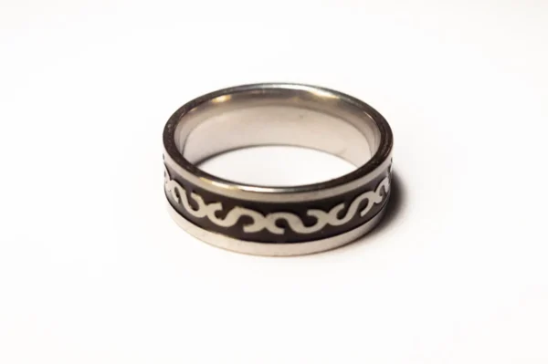 Bague Symboles Argentés et Noirs en Acier Inoxydable - Style Moderne et Épuré