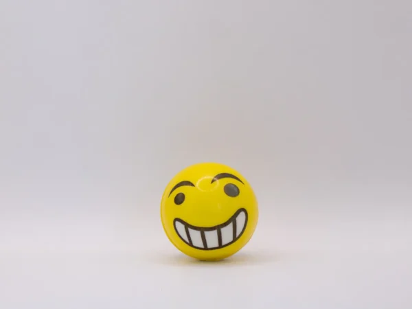 Balle Anti-stress Emoji Jaune Souriante 5cm - Défoulez-vous avec le sourire !