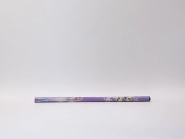 Crayon Reine des Neiges en bois, idéal pour l'école et les dessins féériques.