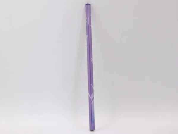Crayon Reine des Neiges en bois, idéal pour l'école et les dessins féériques.