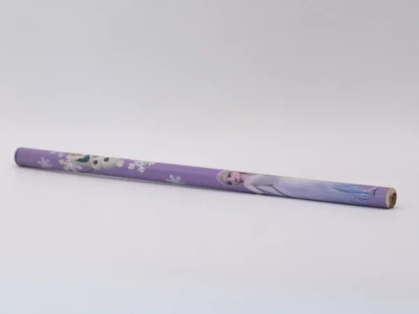 Crayon Reine des Neiges en bois, idéal pour l'école et les dessins féériques.