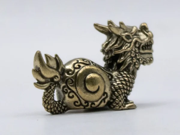 Dragon en Laiton Doré - Figurine Décorative Mythique et Scintillante