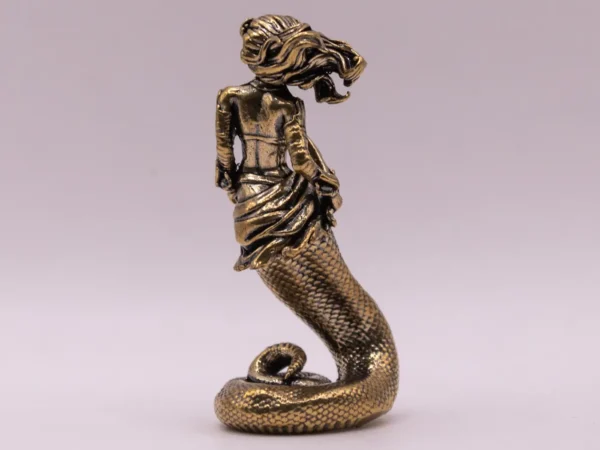 Élégante Sirène en Laiton Doré avec Arc