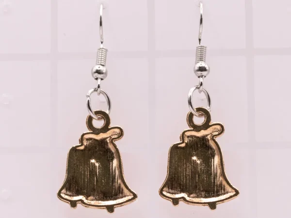 Élégantes boucles d'oreilles cloches de Noël dorées et nœud