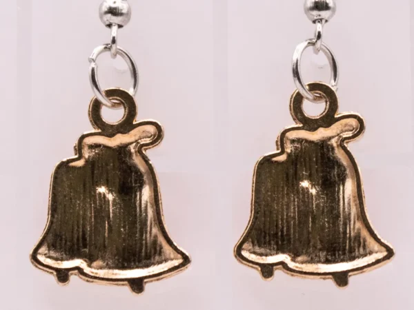 Élégantes boucles d'oreilles cloches de Noël dorées et nœud